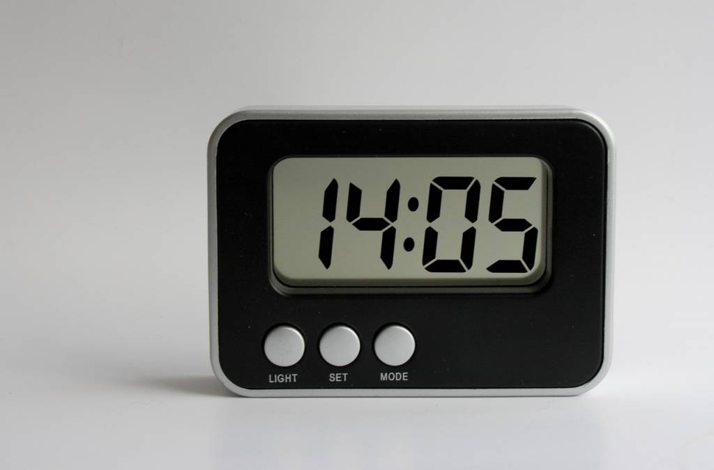 Comment identifier et interpréter les heures miroirs au quotidien